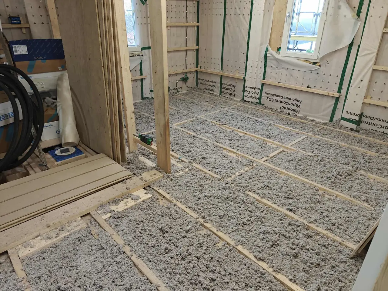 Öppet bjälklag fyllt med lösull under renovering